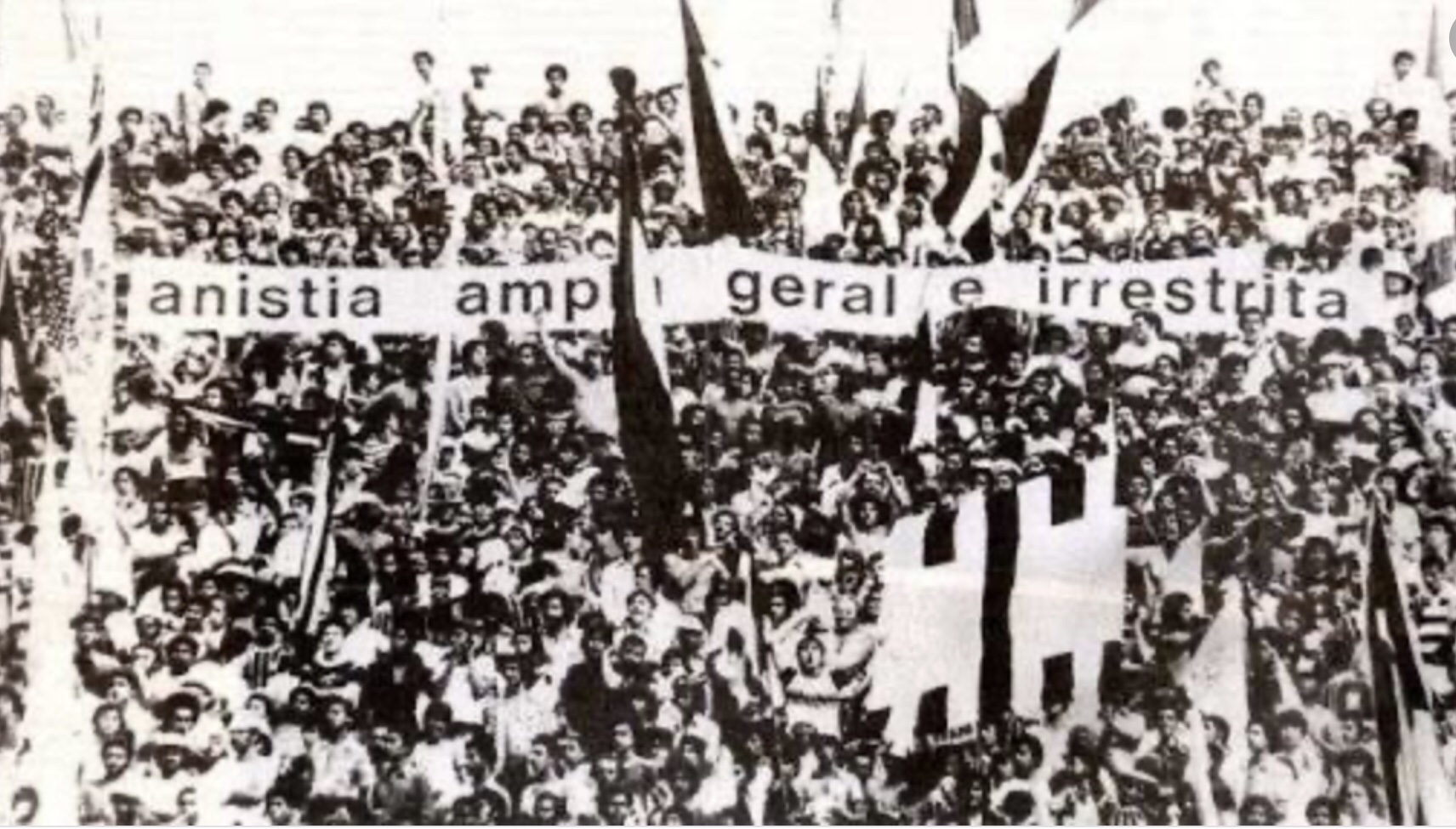 Jogavam Corinthians e Santos e a faixa foi aberta no meio da torcida corintiana, sem dar tempo para a polícia agir